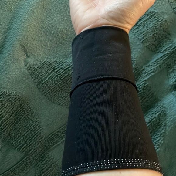 FREE with any purchase Lululemon Storage Armband - Picture 4 of 7